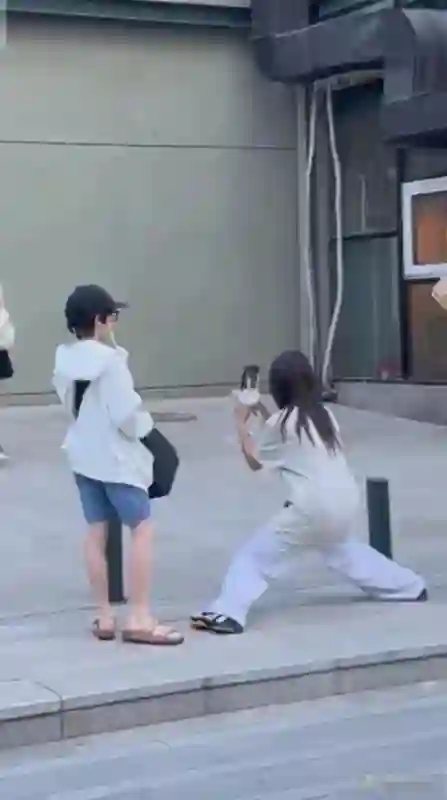 李小璐霍思燕两家同游，霍思燕植发没了发际线，贾乃亮躲得远远的