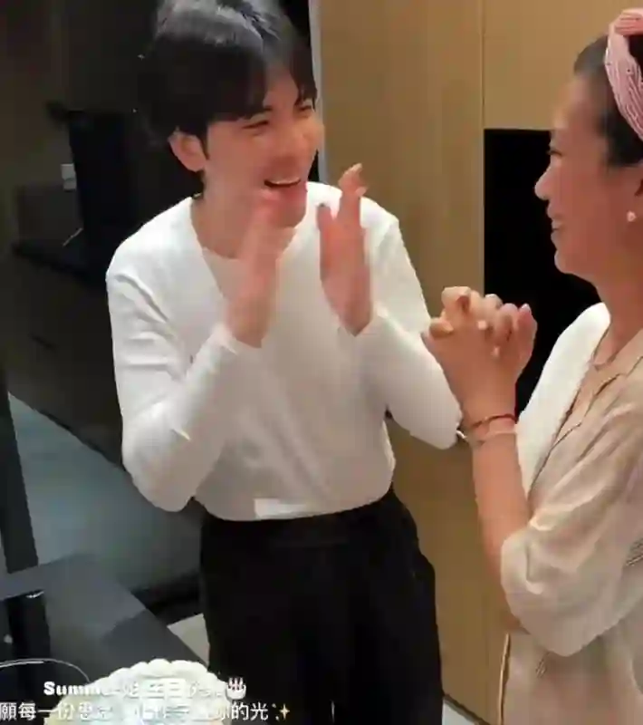 萧敬腾为爱妻庆生，52岁林有慧素颜很显老，二人甜蜜拥吻超幸福