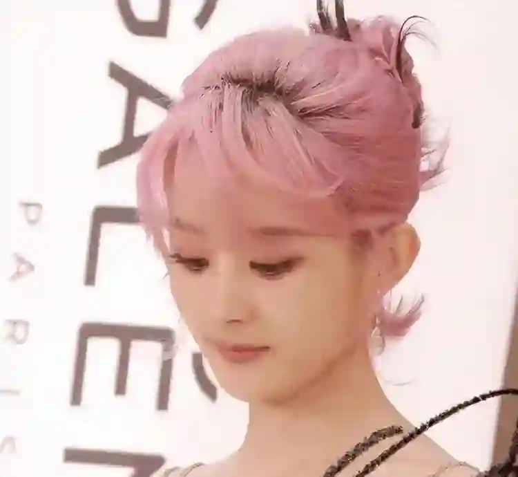 4年赚13亿，和冯绍峰离婚后的赵丽颖，为何不要儿子的抚养权？