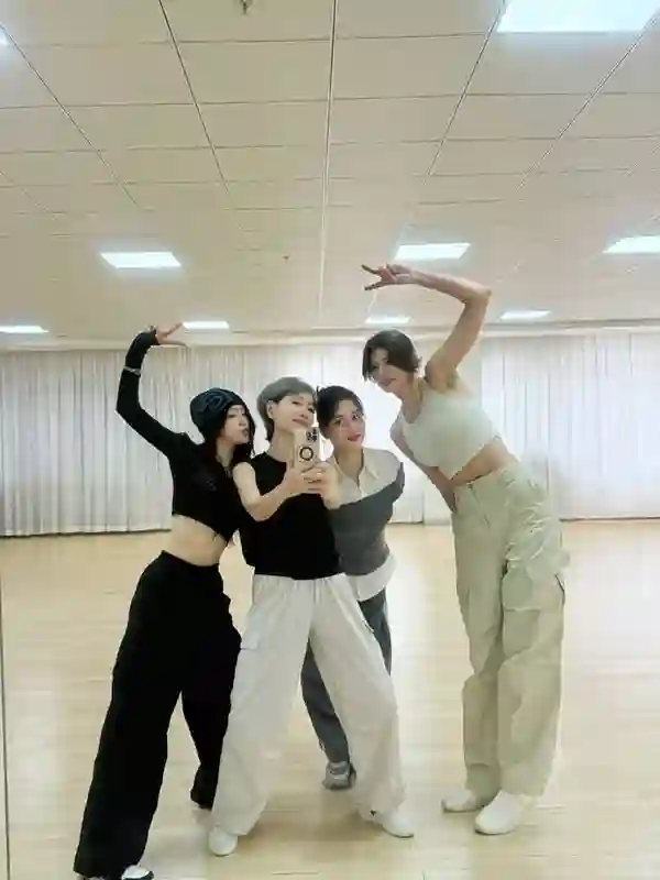 吴宣仪晒与叶童陈德容倪虹洁卡琳娜练习室合照，同框超有爱！
