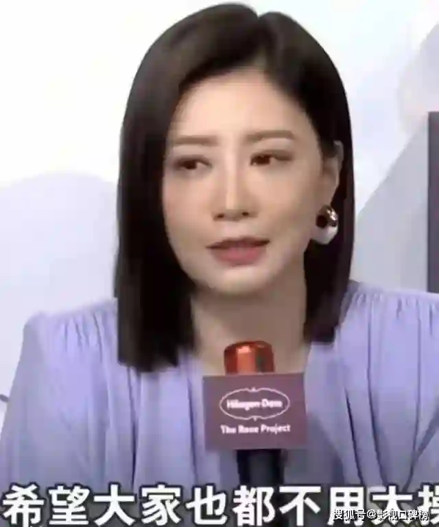 贾静雯女儿晒出美照，梧桐妹摘掉鼻环把头发染黑，素颜神似后爸