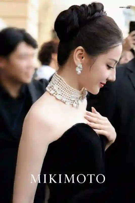 迪丽热巴黑丝绒玫瑰裙惊艳亮相 珍珠点缀演绎赫本式优雅