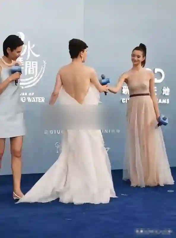 澳门这一天，舒淇深V领，刘嘉玲裸背装，却被胡杏儿的露腰装艳压