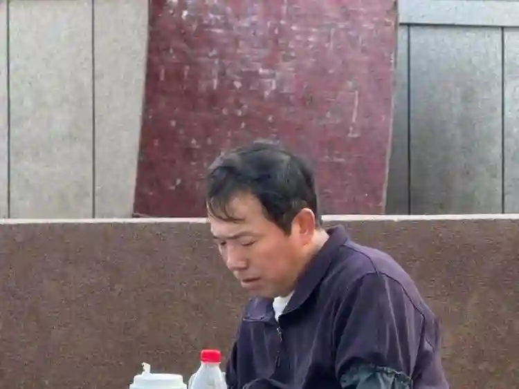 林更新青岛被偶遇，穿围裙在地摊叫卖，皮肤黝黑胡子拉碴好辛酸