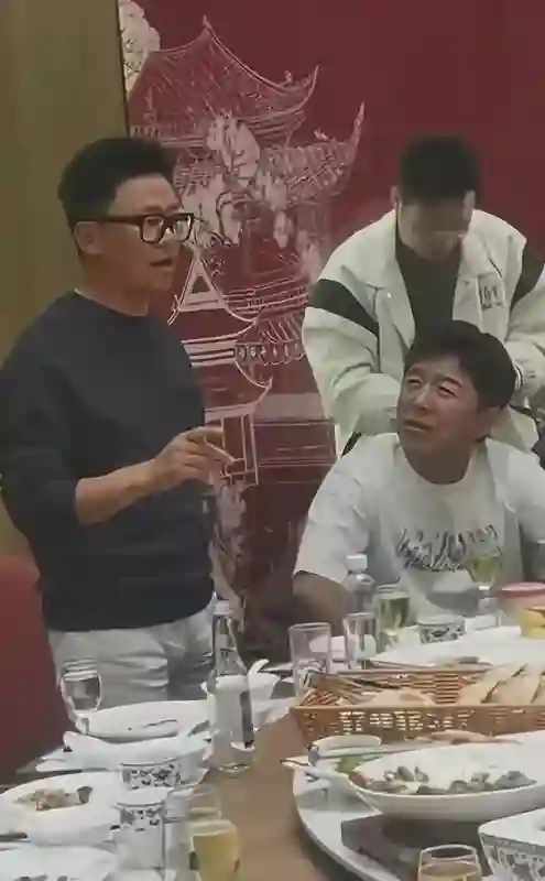 黄渤在华表奖后请客，全是京圈大佬，陈红只顾玩手机不懂人情世故