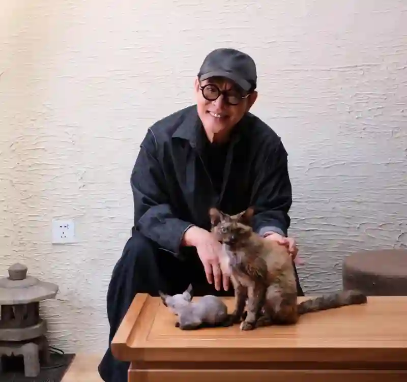 成龙老了，李连杰老了，周星驰也老了，而64岁的他看起来却像30岁