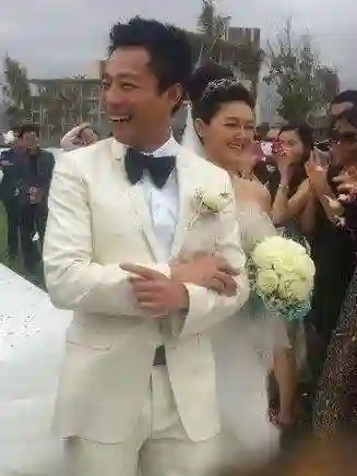 作妖的她，不该来的他，和“消失”的他们，成为汪小菲婚礼上的劫