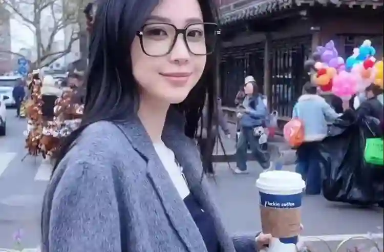 趁着潘玮柏在忙着演唱会，他老婆居然跑回南京独自逛吃？