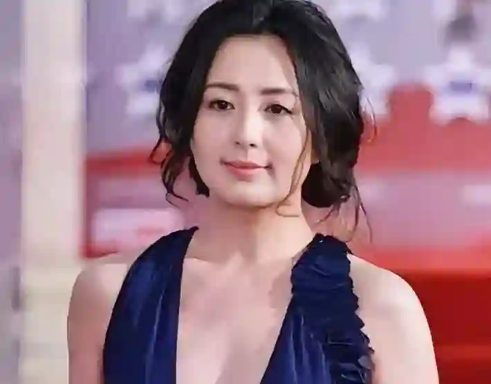 50岁杨童舒本名曝光！“杨柳”变“杨童舒”，改名后事业开挂，网友：这名字改对了！