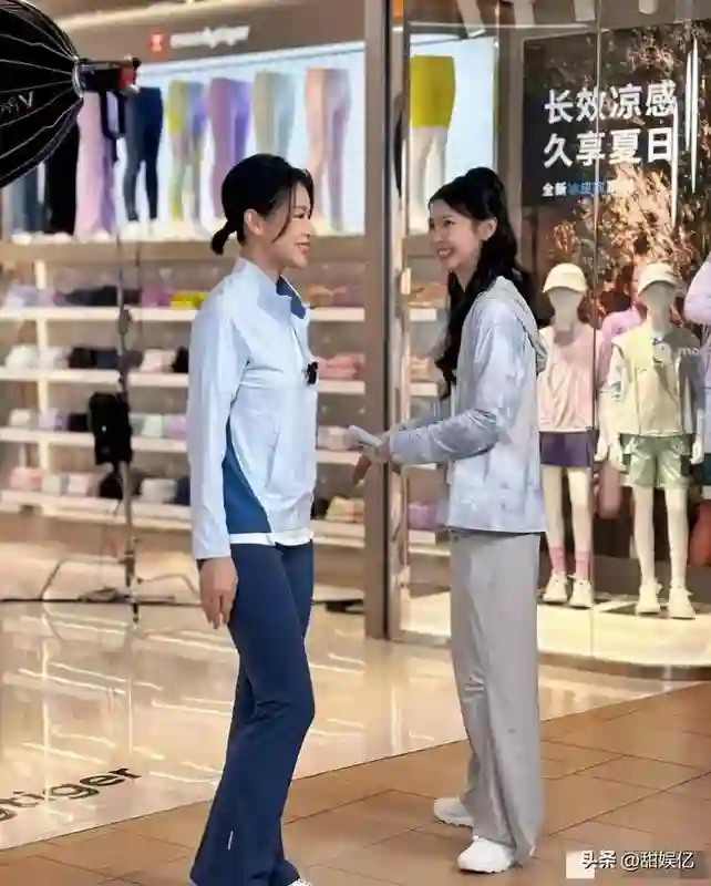 胡杏儿在上海浦东嘉里城，给小众品牌做代言，站在店门口像售货员