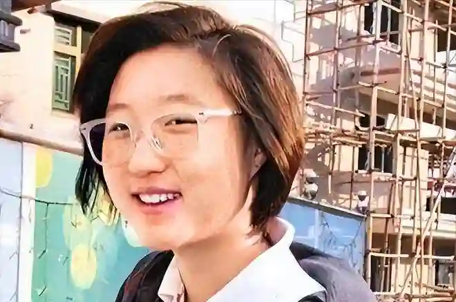 最惨星二代！母亲虐我，巨星爸爸不认我，就连同性妻子也抛弃了我