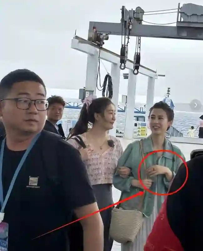三亚偶遇42岁黄圣依，穿比基尼秀身材，陈梦手挽手抢镜太吸睛！