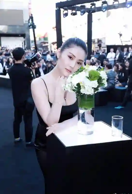 徐冬冬晒8年前后对比美照：成熟魅力升级，身材依旧性感吸睛