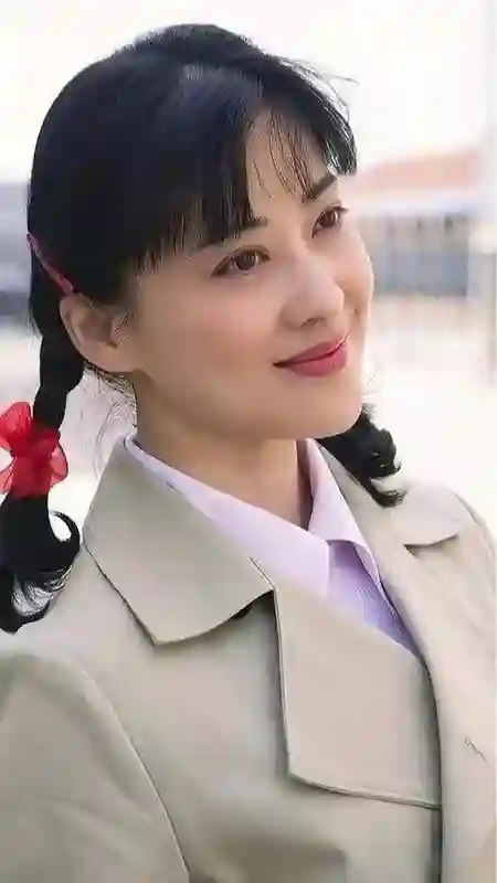 50岁梅婷南京被偶遇，路人视角难以言喻，腰粗脸大肉眼泡加大背头