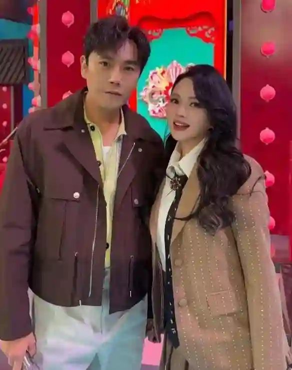 57岁伊能静英国被偶遇！五一带婆婆女儿度假，素颜皮肤好未见秦昊