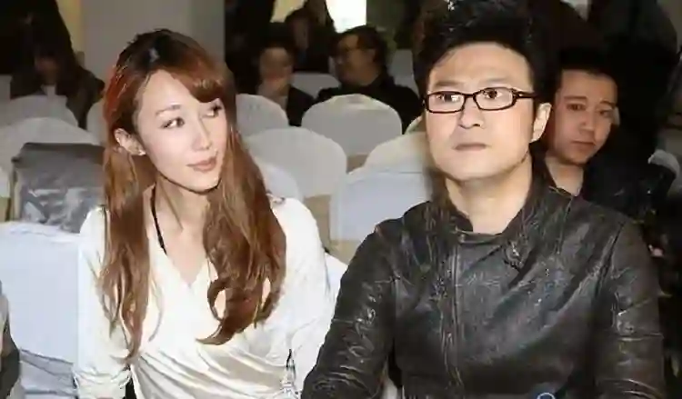 离婚两年，汪峰用求婚规格给宁静庆生，彻底撕碎章子怡最后的体面