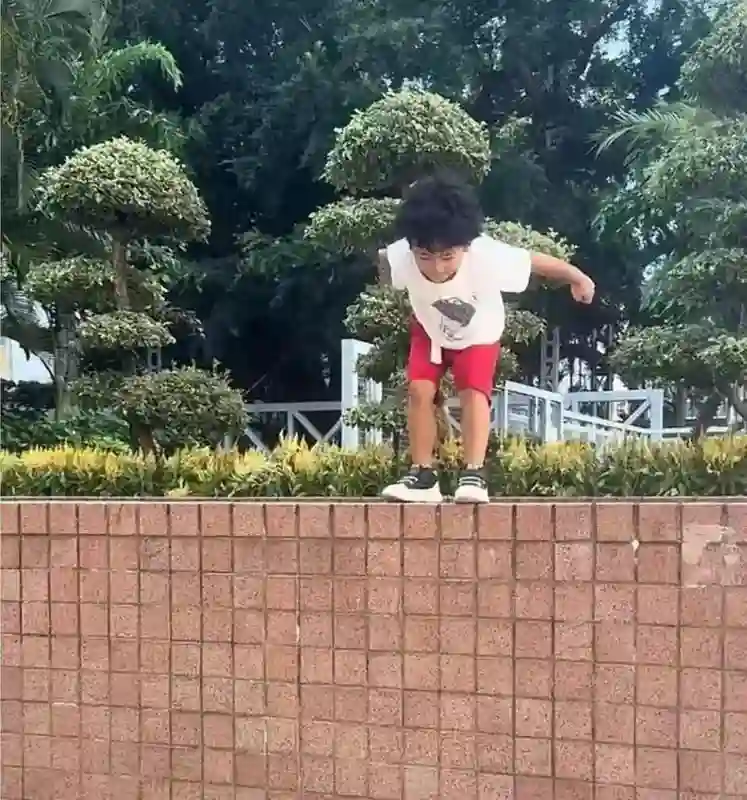 蔡少芬儿子近照曝光！卷发洋气可爱，叉腰傲娇表情萌翻网友