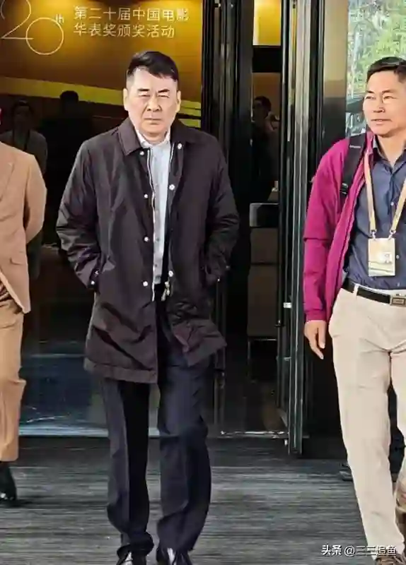 50岁蒋勤勤生图太真实了，太阳穴青筋暴起，也已经发腮了