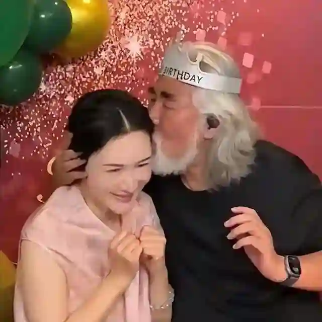 彻底不装了！张纪中夫妇人设崩塌，原来好恩爱都是“装”出来的