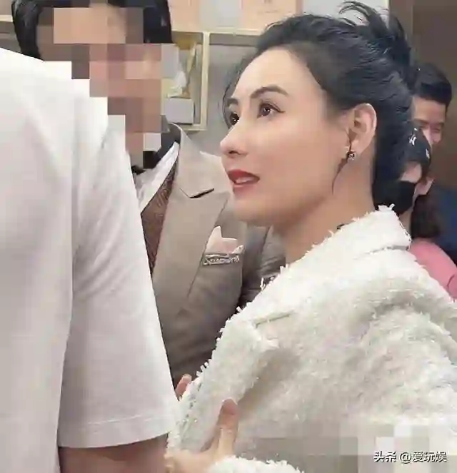 张柏芝现实长什么样？路人镜头才是照妖镜，怪不得都说王菲比不过