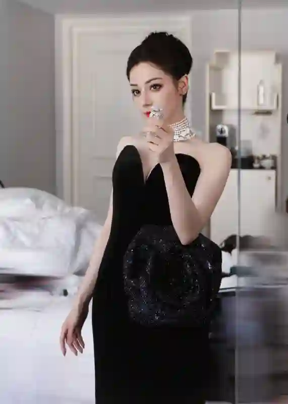 迪丽热巴黑玫瑰抹胸裙惊艳亮相 优雅气质尽显曼妙身姿