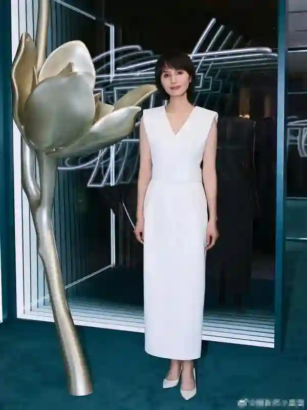 面相全变了！再看46岁章子怡大学合影，才知骨相和皮相老去的差距