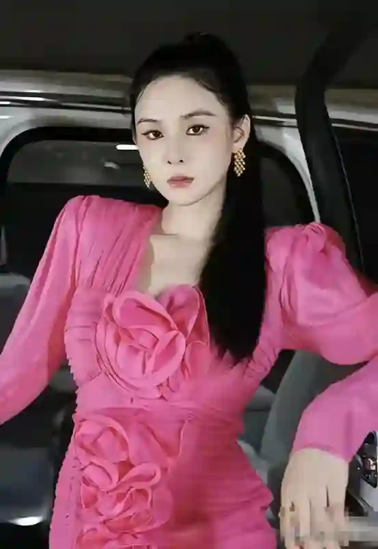 张颖颖骂得汪小菲母子狗血喷头，对方为啥不还手？她的底气在哪？