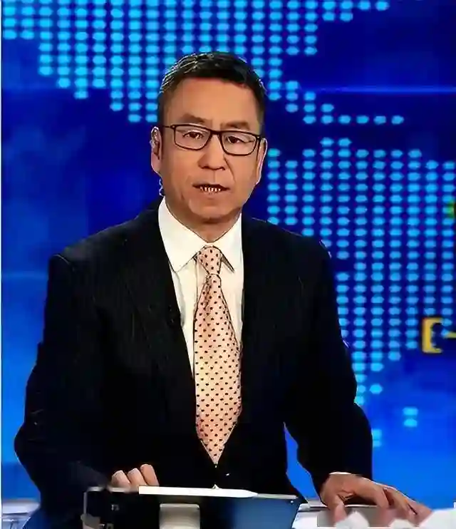 “央视一哥”白岩松被病痛折磨，曾多次想不开，56岁白发满头