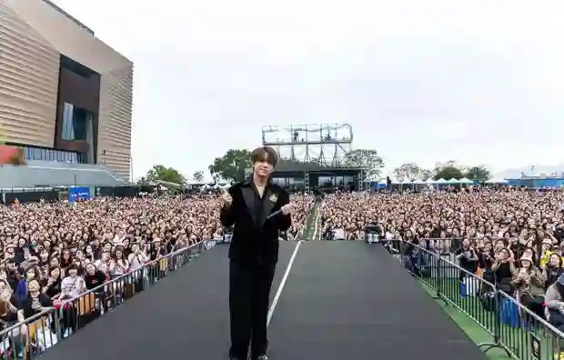 香港顶流姜涛迎来26岁生日，众多粉丝齐聚应援阵仗超壮观