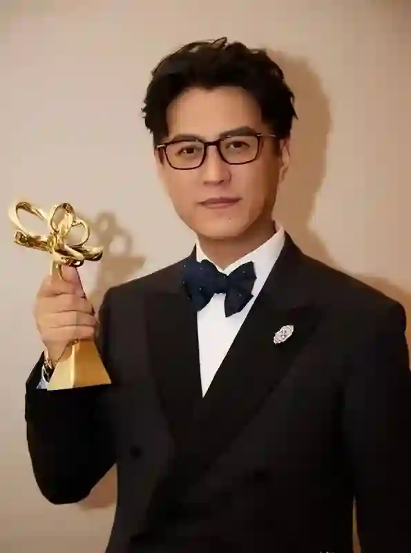 原来她就是靳东的妻子，因戏生情恩爱15年，娶一个贤妻旺三代