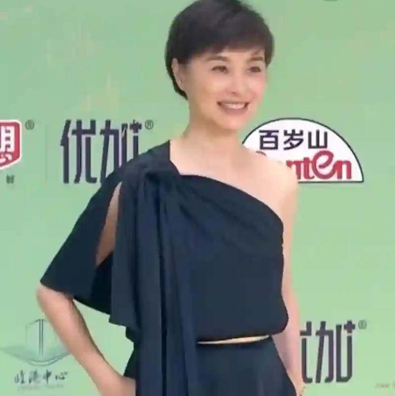 闫妮的腿、钟楚曦的身段、宋佳的发际线，这届白玉兰奖看点真不少