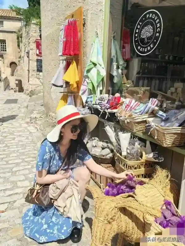 戛纳偶遇刘亦菲吃饭，大口吃东西胖成双下巴和旅行精修图判若两人