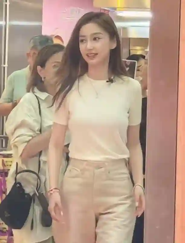 36岁杨颖落魄了！现身澳门给小店铺站台，全程笑脸毫无明星架子！