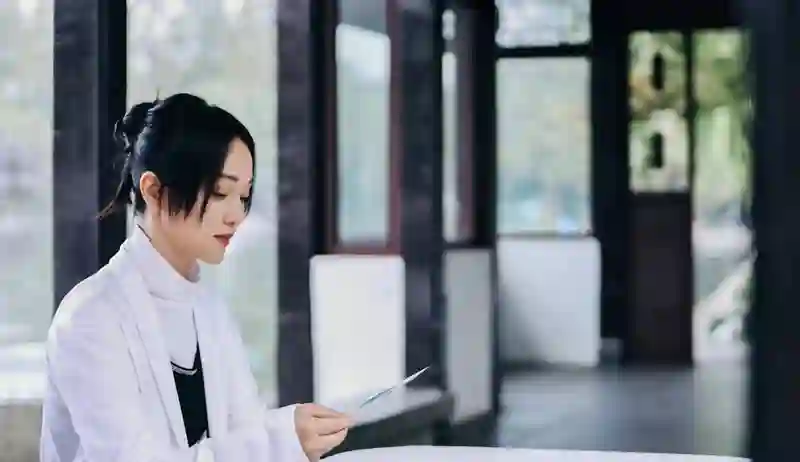 周迅西湖游玩，白色西装亮眼，优雅气质尽显！