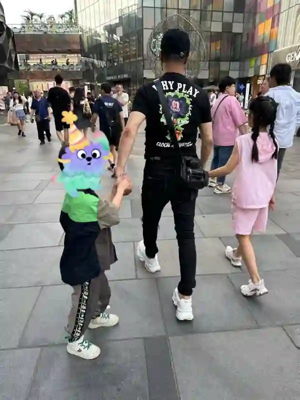 网友偶遇汪峰街头暖心带娃：左右牵娃，幸福满溢