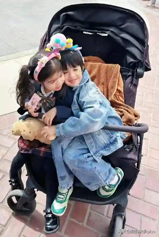 姜潮一家去环球影城，麦迪娜又瘦又高不像二孩妈，3岁女儿成团宠