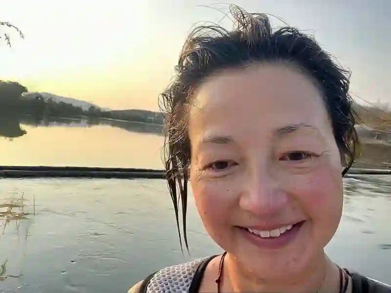 香港知名女星全素颜出镜，满脸雀斑颈纹明显，不做医美想自然老去
