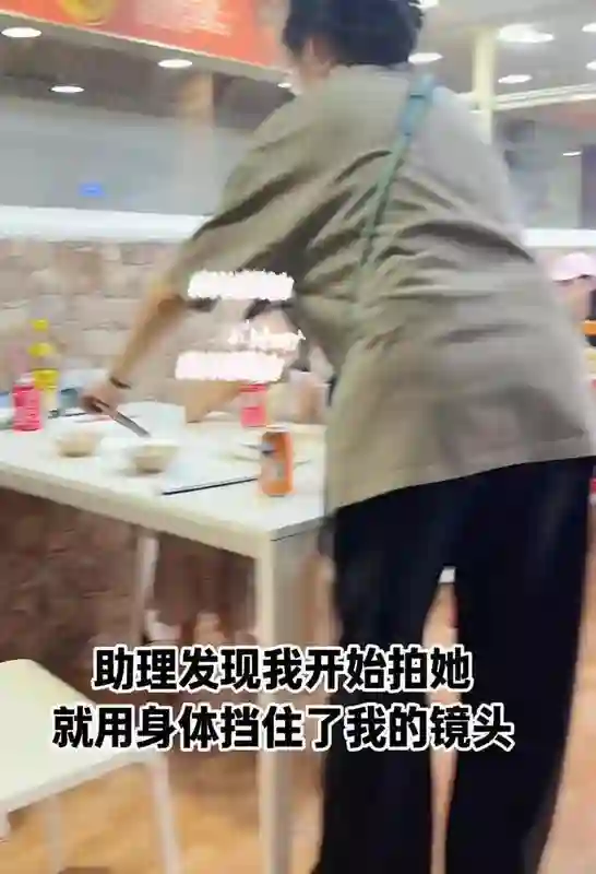 高圆圆在西班牙带女儿吃麻辣烫，女儿长相随爸爸，皮肤还有点黑