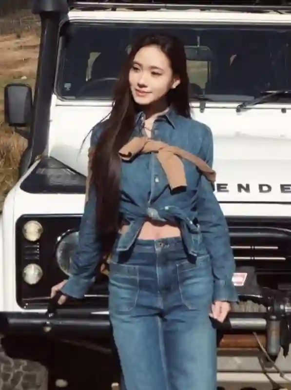 小S二女儿分享旅行美照！秀小蛮腰和豪车，不顾亲妈悲伤走不出门