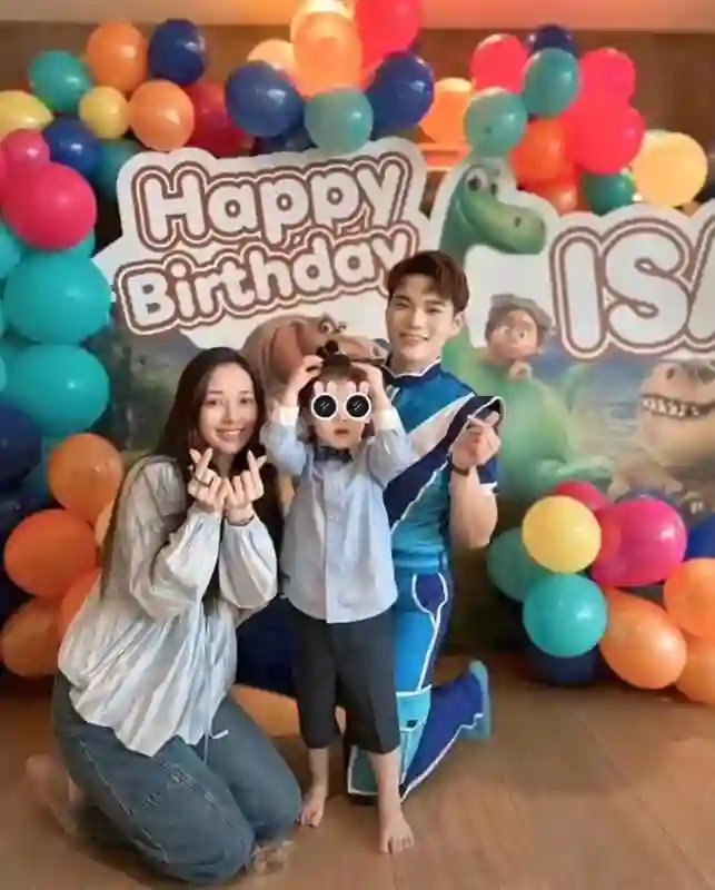 郭碧婷给儿子办三岁生日宴，向佐缺席，布置简陋，儿子正脸曝光
