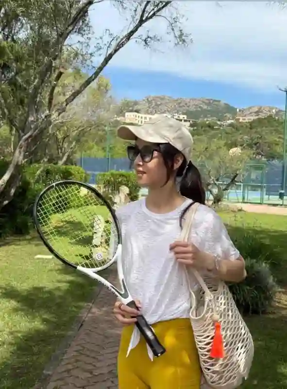 章泽天现身深圳湾，五官精致眼神清纯，素颜出镜少女十足