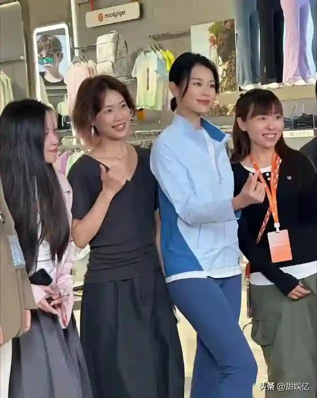 胡杏儿在上海浦东嘉里城，给小众品牌做代言，站在店门口像售货员