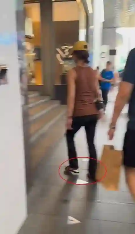 杨采钰已到香港待产！和老公商场购物身形浮肿，生产前只能穿拖鞋