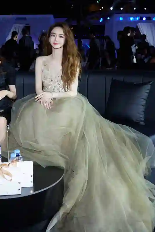 戚薇现身三亚时尚秀，深V装扮散发成熟女人味