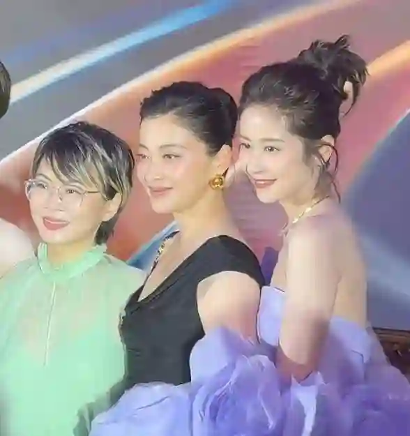 澳门红毯：梅婷大秀长腿惊艳，李梦肤色暗沉油腻，何泓姗生图状态优越