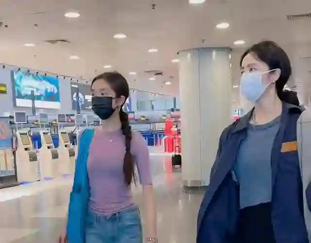 黄多多回国生图曝光！比孙莉矮半个头却美上热搜，口罩也难挡气质