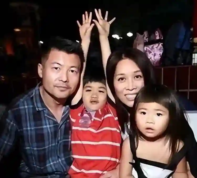 57岁那英在伦敦过521，与老公孟桐手牵手约会，老夫老妻超恩爱