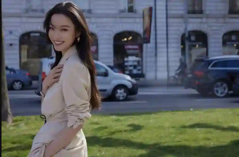 36岁倪妮瑞士偶遇，千元行头尽显白嫩肌肤，张艺谋眼光真独到