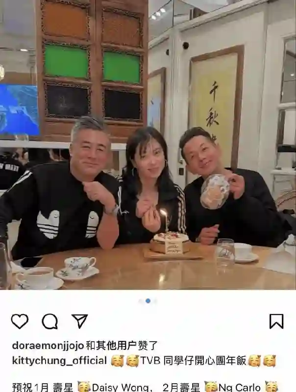 50岁刘恺威回香港过年，穿灰色卫衣参加聚会太时髦，低调简约却帅气十足！