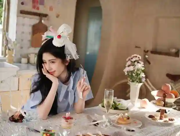 鞠婧祎蓝格裙扮蛋糕少女！甜妹感直接拉满